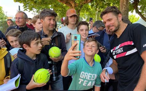 les jeunes tennismen charentais prennent des selfies à la volée avec leurs idoles au tournoi de