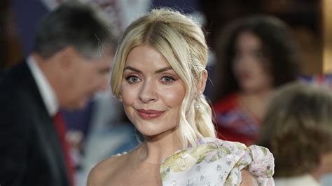 Holly Willoughby Returns To Tv To Host Dancing On Ice With Stephen