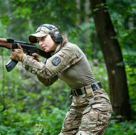Pin By Aftab Qureshi On Cosplay Female Soldier Girl Guns Army Girl