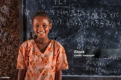 Foto De Menina Africana Está Aprendendo Língua Amárica E Mais Fotos De Stock De 6 7 Anos 6 7