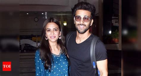 Love Birds Pulkit Samrat And Kriti Kharbanda Pose For Pictures Together As The Get Snapped