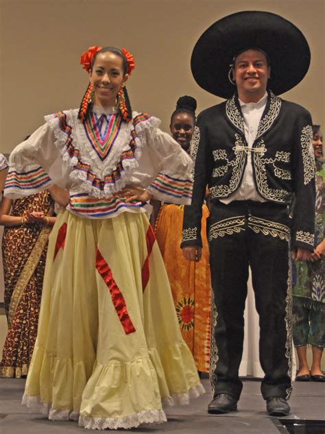This Picture Is An Example Of Some Traditional Mexican Clothing Mexican Clothing Style