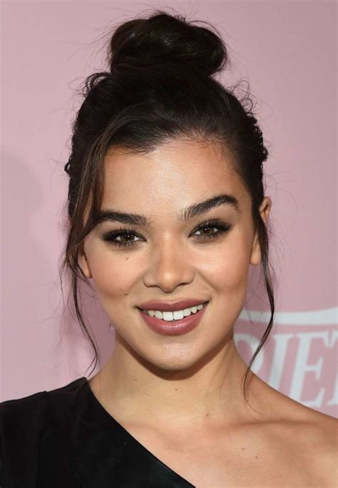 Hailee Steinfelds Close Up At 2017 Variety Hitmakers Awards In La