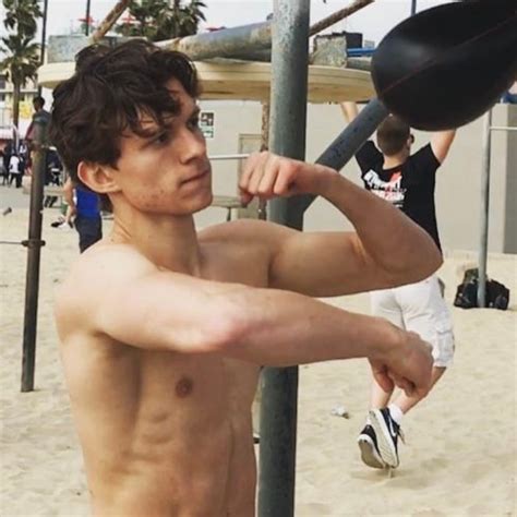 Tom Holland Pics Age Photos Shirtless Biography Pictures Wikipedia