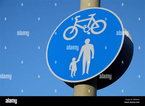 Shared Path Sign Hi Res Stock Photography And Images Alamy