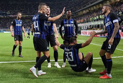 Molti i tifosi che hanno storto il naso vedendo queste foto, come ad esempio un utente che su twitter scrive: Inter, la nuova maglia del 2019-20 è a strisce oblique ...