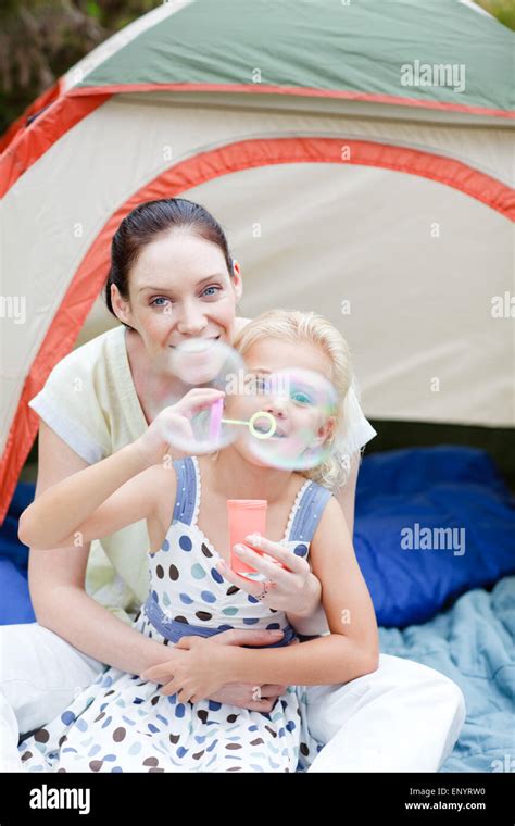 Madre E Hija Soplando Burbujas Fotografía De Stock Alamy