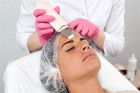 Beauty Doctor With Ultrasonic Scraber Doing Procedure Of Ultrasonic
