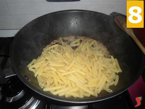 Se avete intenzione di mettervi a dieta e non volete rinunciare al piacere della pasta è meglio ridurre il suo consumo ed aumentare leggermente quello dei condimenti. pasta tonno in bianco - pasta - ricetta pasta in bianco