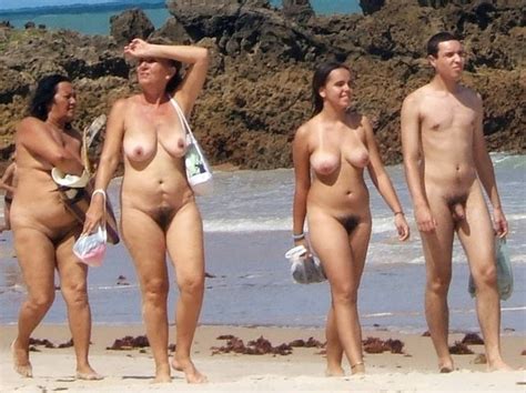 Encantador milf desnudo cambiando en la playa de fkk Fotos eróticas y