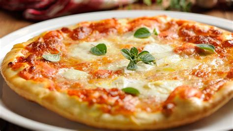 Kleine Pizza Margherita Mit Tomaten Und Mozzarella Nur Telefonisch