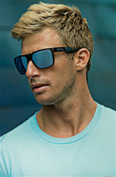 Finding the best men's sunglasses starts with your face shape. Oakley Sunglasses & Prescription Glasses | LensCrafters