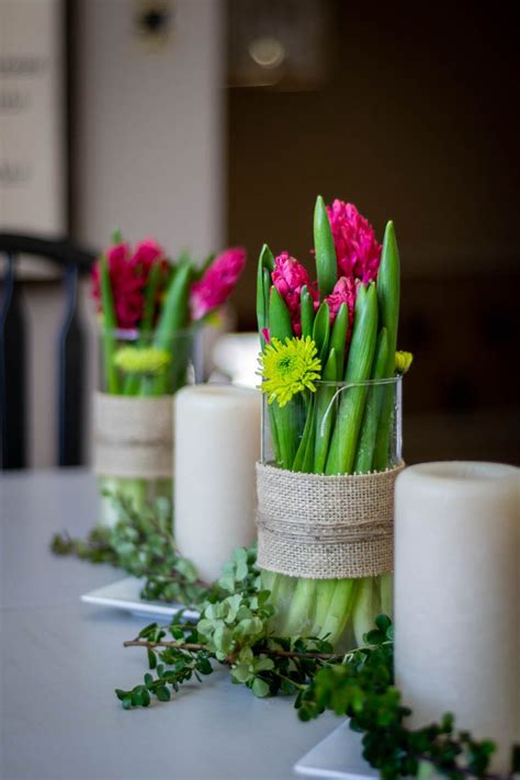 A Simple Spring Floral Centerpiece In 2020 Spring Table Centerpieces Spring Table Decor