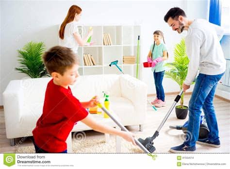 A la hora de realizar la limpieza de la casa una de las principales dudas que nos surgen es cómo debemos hacer la limpieza de alfombras. Casa De La Limpieza De La Familia Foto de archivo - Imagen ...