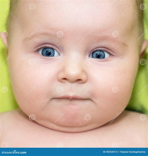 Cara Del Bebé De Ojos Azules Agradable Imagen De Archivo Imagen De