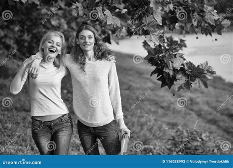 Zwei Mädchen Umarmung Und Lächeln Stockbild Bild Von Grün Zwei 116038993