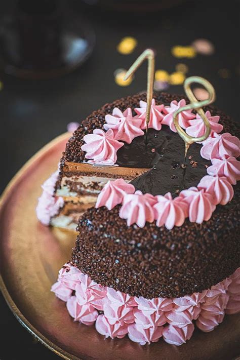 Geburtstag hilft also dabei, die welt zu entdecken, selbständiger zu werden oder wird ein lebenslanger begleiter und eine persönliche geschenke zum 18. Torte zum 18. Geburtstag: Schokoladentorte mit ...