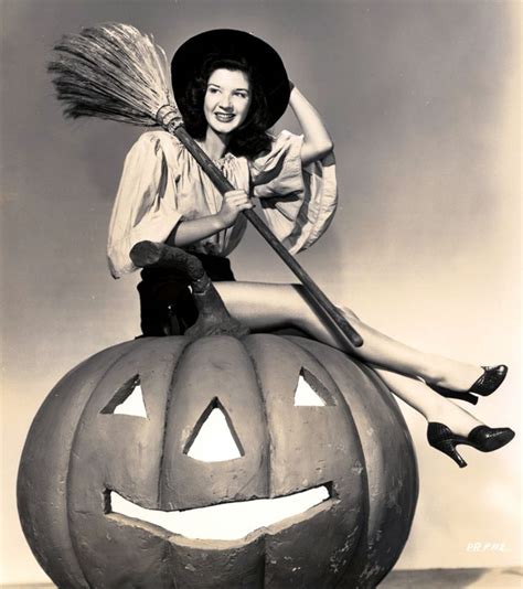 A Host Of Halloween Hollywood Actress Pin Ups The Man In The Gray