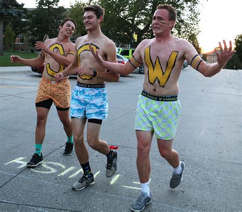 Nearly Naked Mile Was Held Monday The Wayne Stater