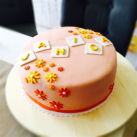 Ich möchte die torte mit weißem fondant überziehen. Eine Fondant Geburtstagstorte für meine Freunding Janica ...