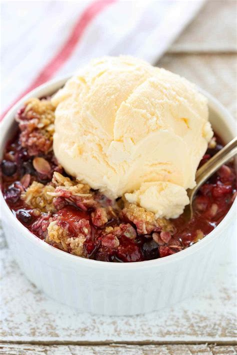 An Easy Mixed Berry Crisp Thats Made With Frozen Fruit And Can Be