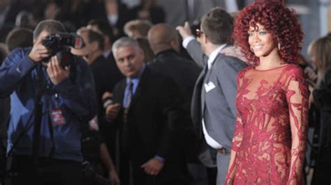 Rihanna Zeigt Sich Im Durchsichtigen Kleid