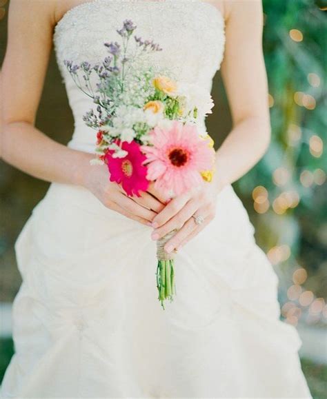 18 Adorable Small Wedding Bouquets For Your Big Day
