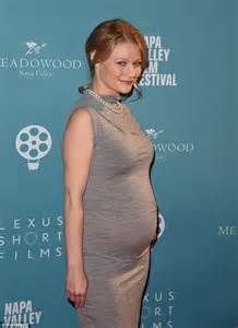 Once Upon A Time S Emilie De Ravin Debuts Her Baby Bump Daily Mail Online