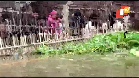 Bihar Pregnant Woman Stuck In Flood Rescued By Villagers Youtube
