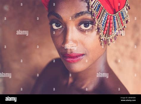 jeune fille africaine traditionnel banque de photographies et d images à haute résolution alamy