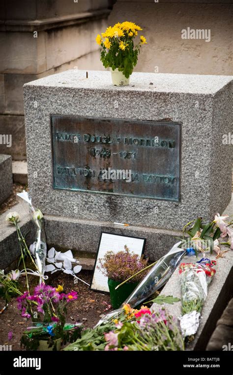 La Tombe De Jim Morrison Au Cimetière Du Père Lachaise Cimetière Du