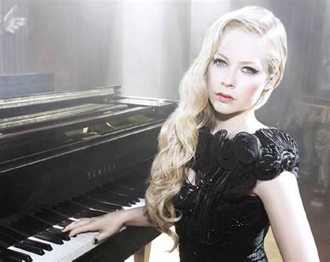 Be the first one to write a review. Avril Lavigne estrena el vídeo de 'Let Me Go' con Chad ...