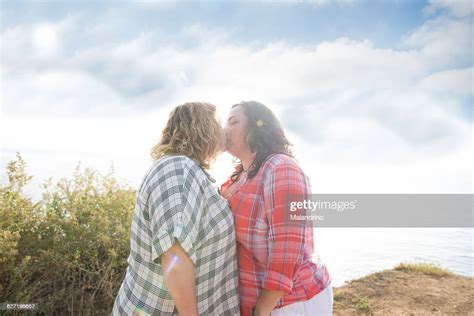 Lesbian Couple Kissing Stockfoto Getty Images