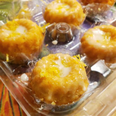 This is the best lemon bundt cake recipe ever. Mini lemon bundt cakes! So delicious, recipe in comments ...