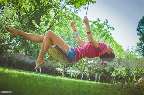 Samusant Heureuse Jeune Femme Sur Une Balançoire Dans Le Parc Photo