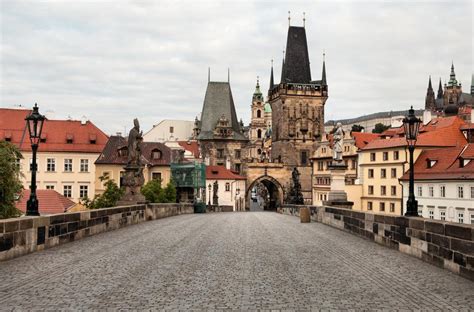 Karlův most je druhým nejstarším dochovaným mostem v české . Praha - Karlův most | Země filmů