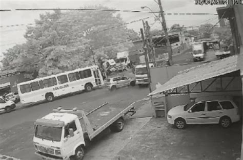 Câmera flagra batida de carro e caminhão na zona Norte de Ribeirão