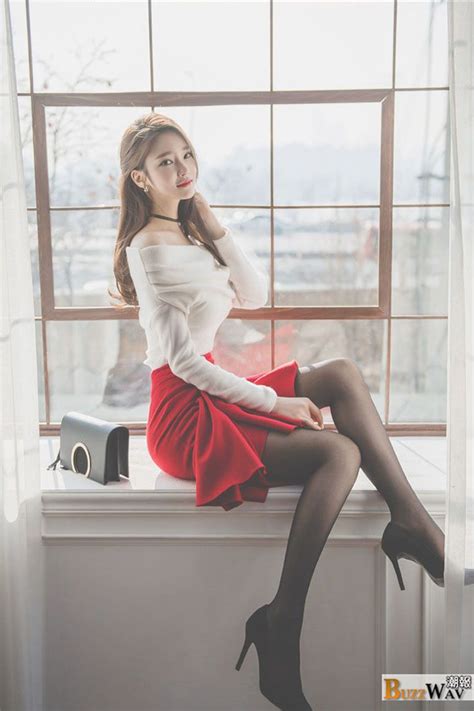Jung Yoon Is A South Korean Model She Has Fair Skin Delicate Features And A Very Slim Figure