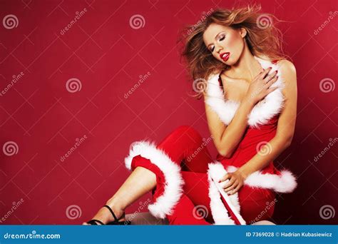 Mooi Sexy Meisje Dat De Kleren Van De Kerstman Draagt Stock Foto