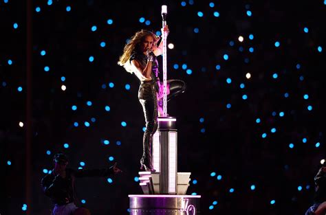 Watch Jennifer Lopez S Epic Pole Dance Moves From The Super Bowl 2020 Halftime Show Billboard