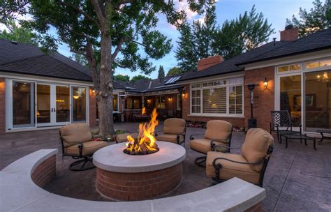 A brick that can withstand good heat, have good heat insulation, and is safe is required when building a fire pit. 24 Brick Fire Pits And The Homes And Gardens That Surround ...
