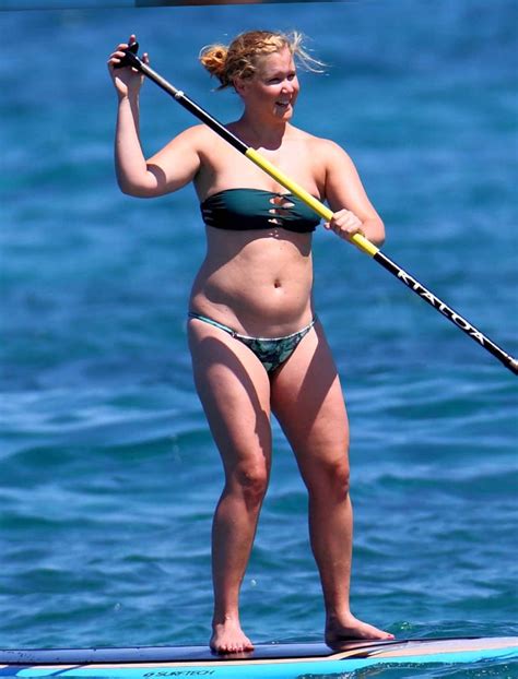 Wowtv Amy Schumer Dons A Bikini While Paddle Boarding In Hawaii Video