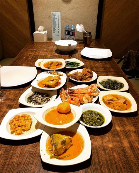 Kita yang sudah sering makan di rumah makan padang pastinya sudah tidak asing dengan ciri khas cita rasa yang dimiliki masakan padang. 12 Rekomendasi Rumah Makan Padang Paling Enak di Jakarta