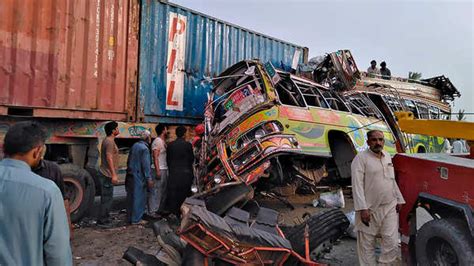 Pakistan Bus Crash Bus Crashes In Pakistan Killing 33 People And Injuring 40 World News