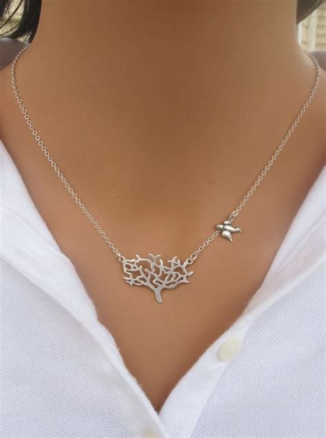 Most Enviable 25 Array Of Glamorous Womens Necklaces