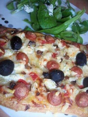 Pizza La Cr Me Fra Che Aux Knackis Et Au Fromage Recette Ptitchef