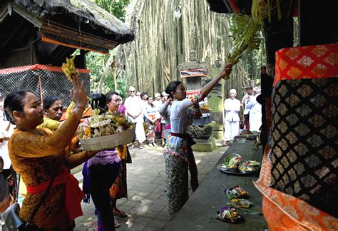 Czech Couple Pray In Cleansing Ritual After Bali Temple Antics Borneo