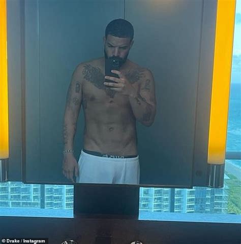 Drake Reveals His Chiseled Abs As He Shows Off His Massive Stacks Of Cash Daily Mail Online