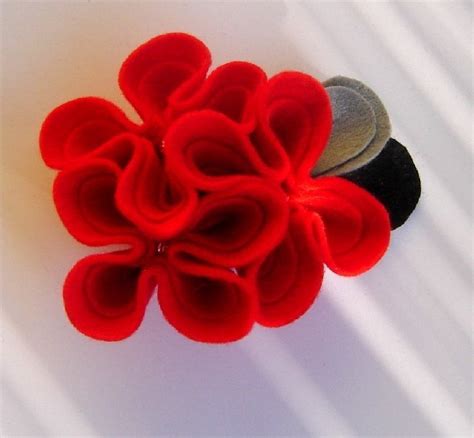 Czerwona broszka kwiat filcowa biżuteria Ifka na walentynki Fajny