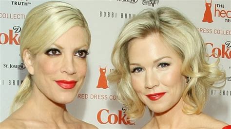 Jennie Garth Tori Spelling Throw Shade At Former 90210 Co Star Tiffani